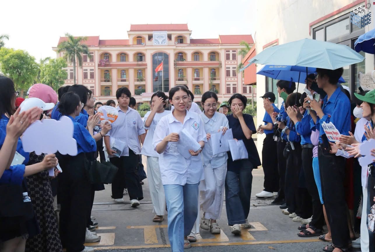 Hoàn thành chặng thứ hai trong kỳ thi tuyển sinh vào 10 tại THPT Chuyên Nguyễn Trãi